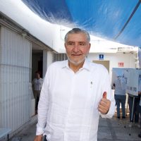 Con retrasos, largas filas y ausencia de funcionarios arrancan votaciones en Tabasco, tierra  AMLO