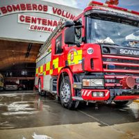 Una bebé quedó encerrada en un auto mientras su padre lo lavaba en una estación de servicio