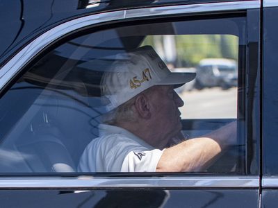 Trump asegura que no dará marcha atrás con los aranceles, a los que llama una "medicina"