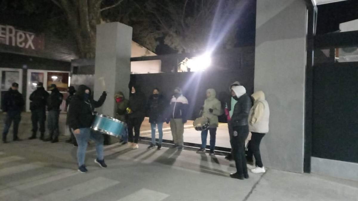 El grupo de mujeres desocupadas en frente del municipio. Fuente: (Cutral Co al Instante)