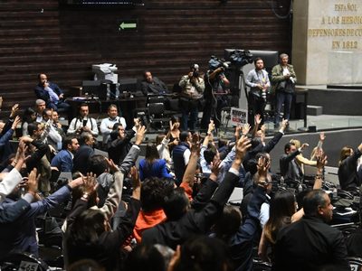 Diputados oficialistas aprueban crear comisión en el INE para evitar "narcocandidaturas"