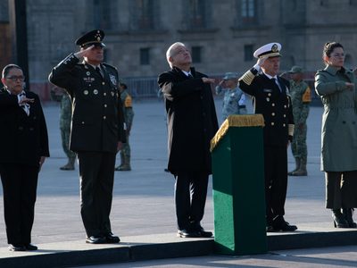 AMLO iza bandera en memoria de víctimas del sismo del 19-S