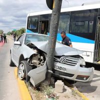 Fuerte choque en el Metrobús de Neuquén: un auto terminó incrustado en un semáforo
