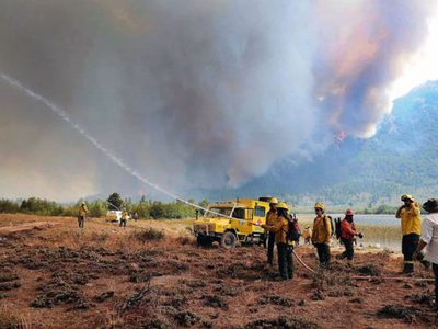 Incendio en Bariloche: brigadistas denunciaron que reciben viandas con comida cruda