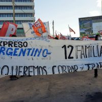Manifestación: un grupo de trabajadores reclama por sus salarios en el centro neuquino