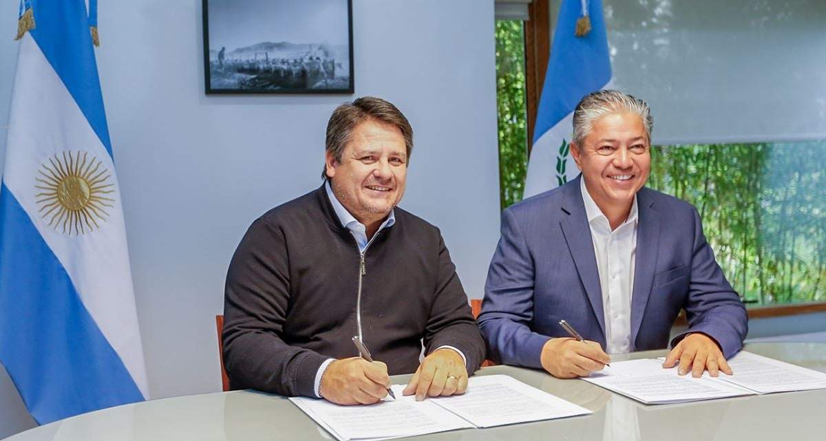 El gobernador Rolando Figueroa y el intendente Mariano Gaido en la firma del acuerdo. Fuente: (Gobierno de Neuquén)