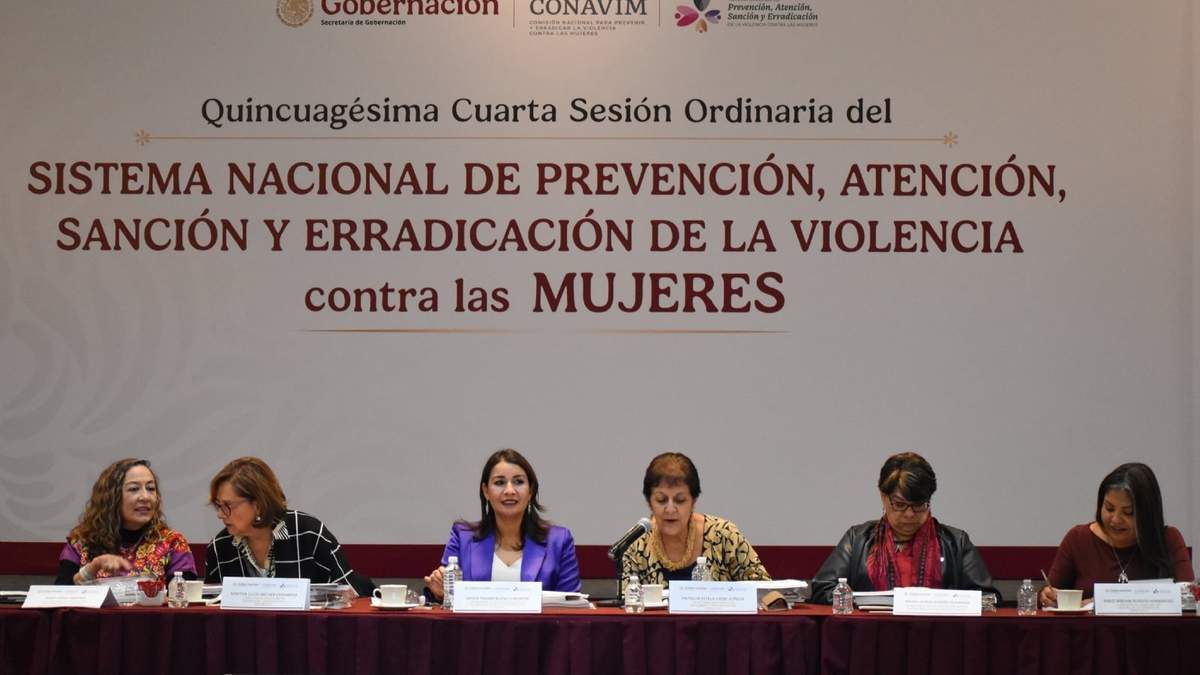Yadira Blanco (centro), exencargada de la extinta Conavim. Engaños a empleadas
