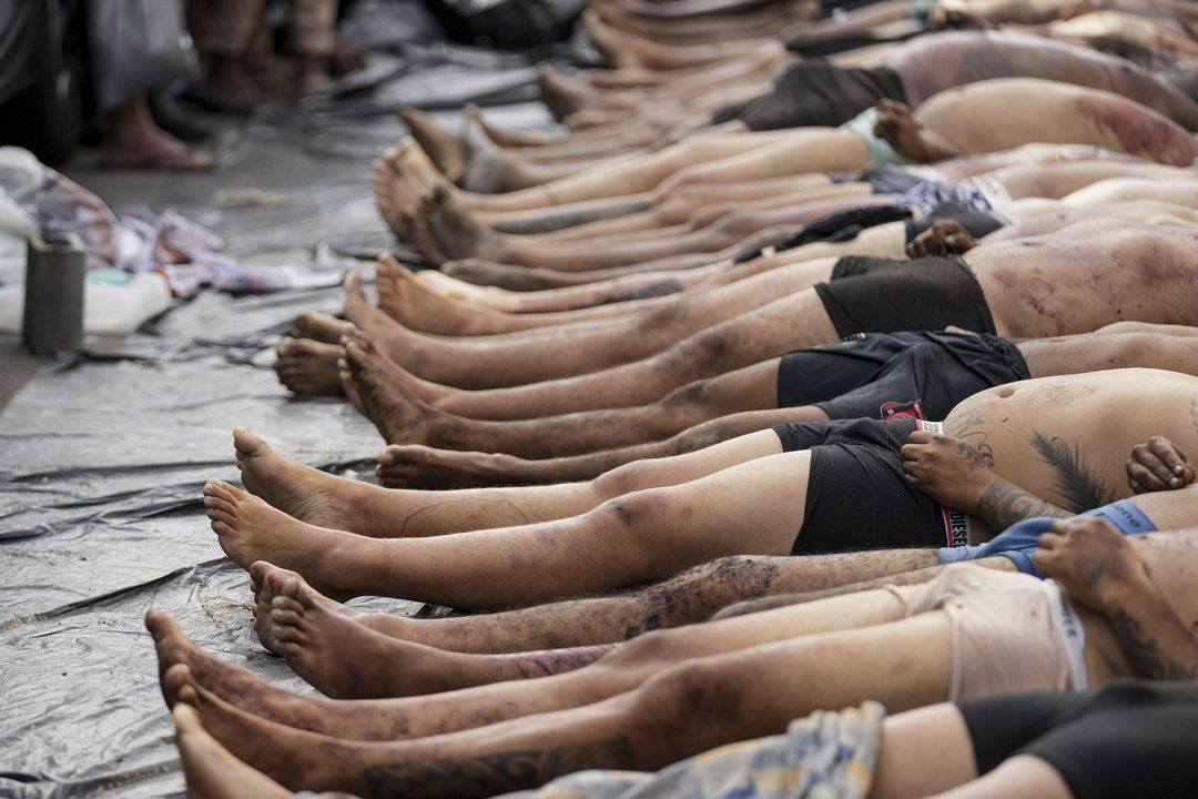 29 de octubre. Personas asesinadas el día anterior en una redada policial contra la pandilla Comando Vermelho, en Río de Janeiro, Brasil. Foto APSilvia Izquierdo.