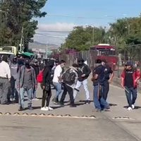 Con palos y machetes, habitantes de la Sierra Sur tomaron oficinas gubernamentales
