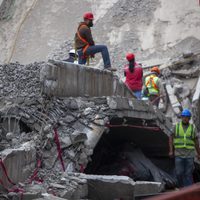 Toman muestra de concreto en tramo colapsado de la Línea 12 del Metro