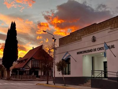 Chos Malal: imputaron a tres municipales por daños e incendio frente al edificio comunal