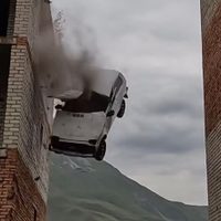 Video: En su auto, hombre cae al vacío al intentar saltar de un edificio a otro