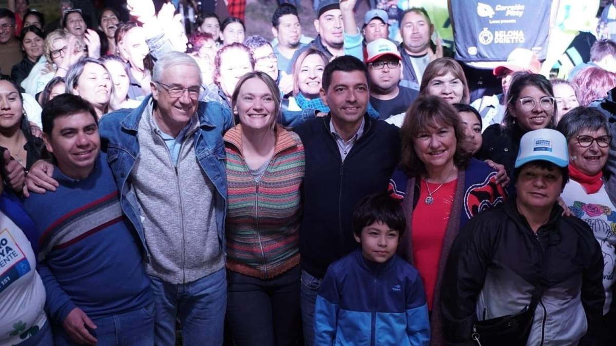 Candidato a gobernador, Marcos Koopmann, junto a su compañera de fórmula, Ana Pechen. Fuente: (Twitter)