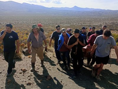 7 kilómetros de montaña y el cajón al hombro: el calvario de un entierro en un paraje de Neuquén