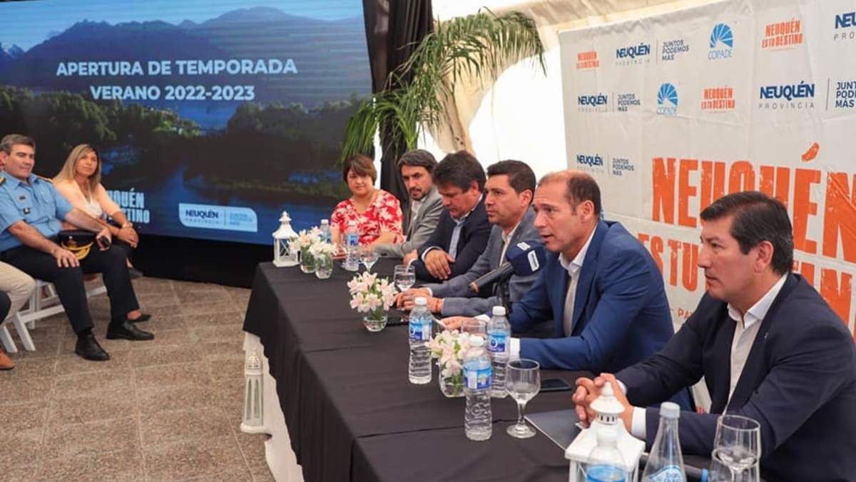 Funcionarios en el lanzamiento de la temporada de verano. Fuente: (Facebook)