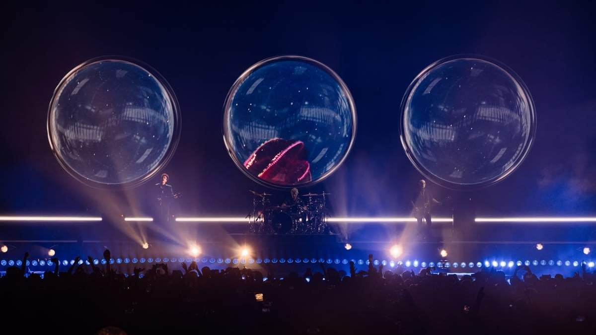Entre retrasos, nostalgias y un holograma Cerati se despide Soda Stereo de CDMX