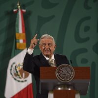 AMLO denuncia campaña de desinformación en medios sobre su reforma eléctrica