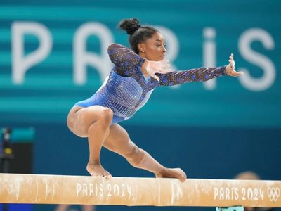 Madre biológica de Simone Biles reaparece después de abandonarla y le ofrece una disculpa