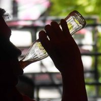 Mexicanos apoyan subir impuestos a refrescos: encuesta