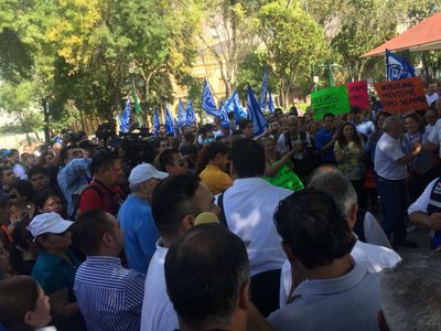 Detienen a cuatro personas en intento de desalojo a panistas en Monterrey (Video)