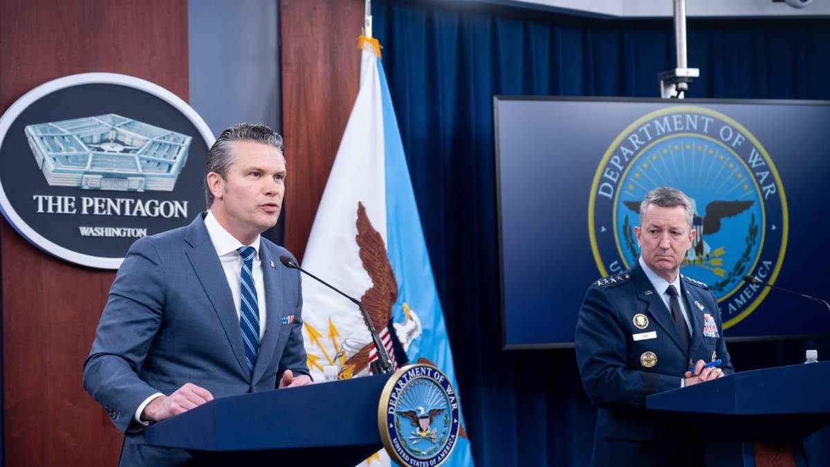 El secretario de Defensa estadunidense Pete Hegseth y el jefe del Estado Mayor Conjunto, el general Dan Caine en conferencia de prensa en el Pentágono en Washington