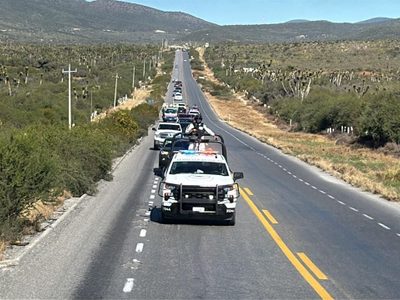 Escolta Guardia Estatal caravana de 250 vehículos de paisanos en la Carretera Federal 101