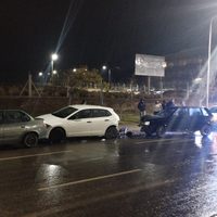 Un auto embistió a dos vehículos que estaban estacionados sobre la calle Leloir