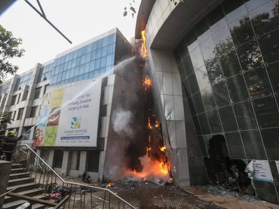 Tragedia en India: se incendia un hospital repleto de pacientes con coronavirus