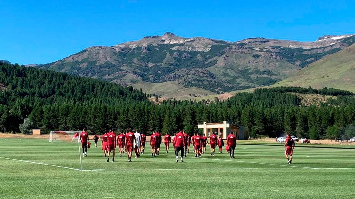 El equipo del "Muñeco" en san Martín de los Andes. Fuente: (Twitter)