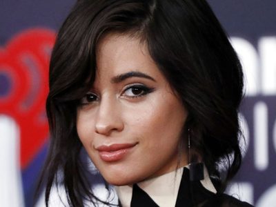 De guantes y nada más: así se mostró Camila Cabello para agradecer a sus fans