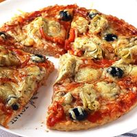 ¿Querés una pizza proteica sin harina ni levadura? Probá esta receta fácil con solo 2 ingredientes y los toppings que más te gusten