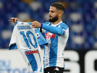 El impresionante homenaje del Napoli a Maradona en la victoria por 4 a 0 ante la Roma