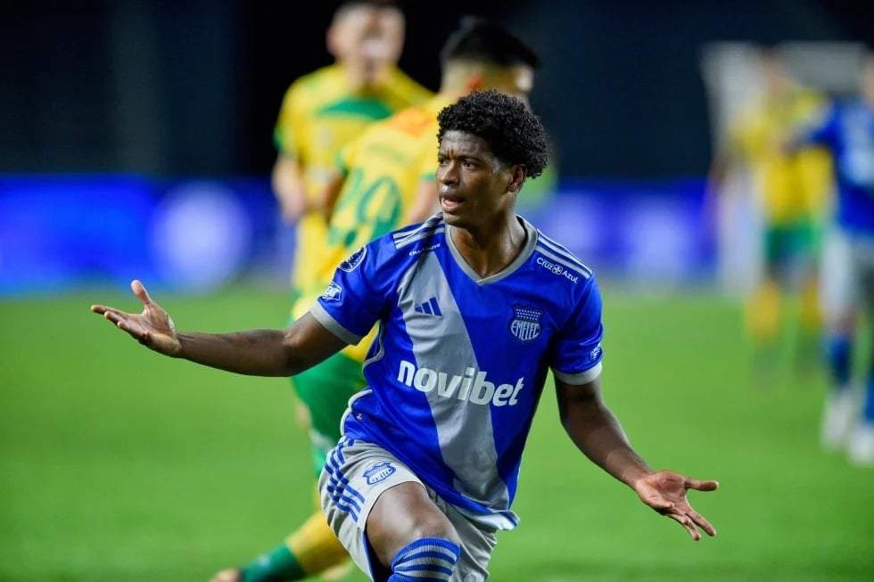 Jackson Rodríguez, del Emelec de Ecuador, reacciona durante un partido de vuelta de los octavos de final de la Copa Sudamericana contra Defensa y Justicia de Argentina en el estadio Único Diego Armando Maradona en La Plata, Argentina, el martes 8 de agosto de 2023.
