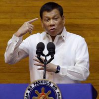 Presidente de Filipinas recomienda desinfectar los cubrebocas con gasolina