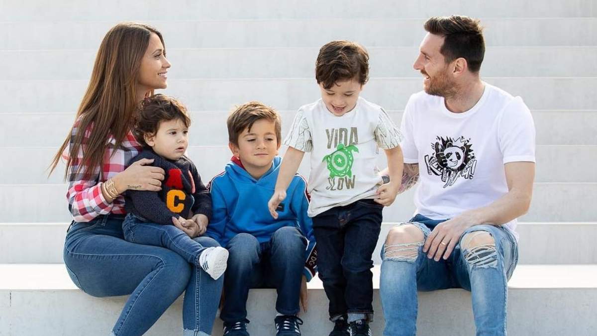 Antonella Roccuzzo, Lionel Messi y sus hijos. Fuente: (Instagram)