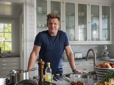 Gordon Ramsay enseña cómo cocinar pasta a la carbonara en 10 minutos