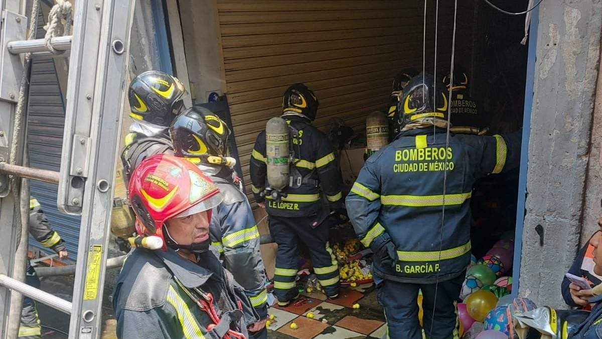 Bomberos trabajando en el incendio