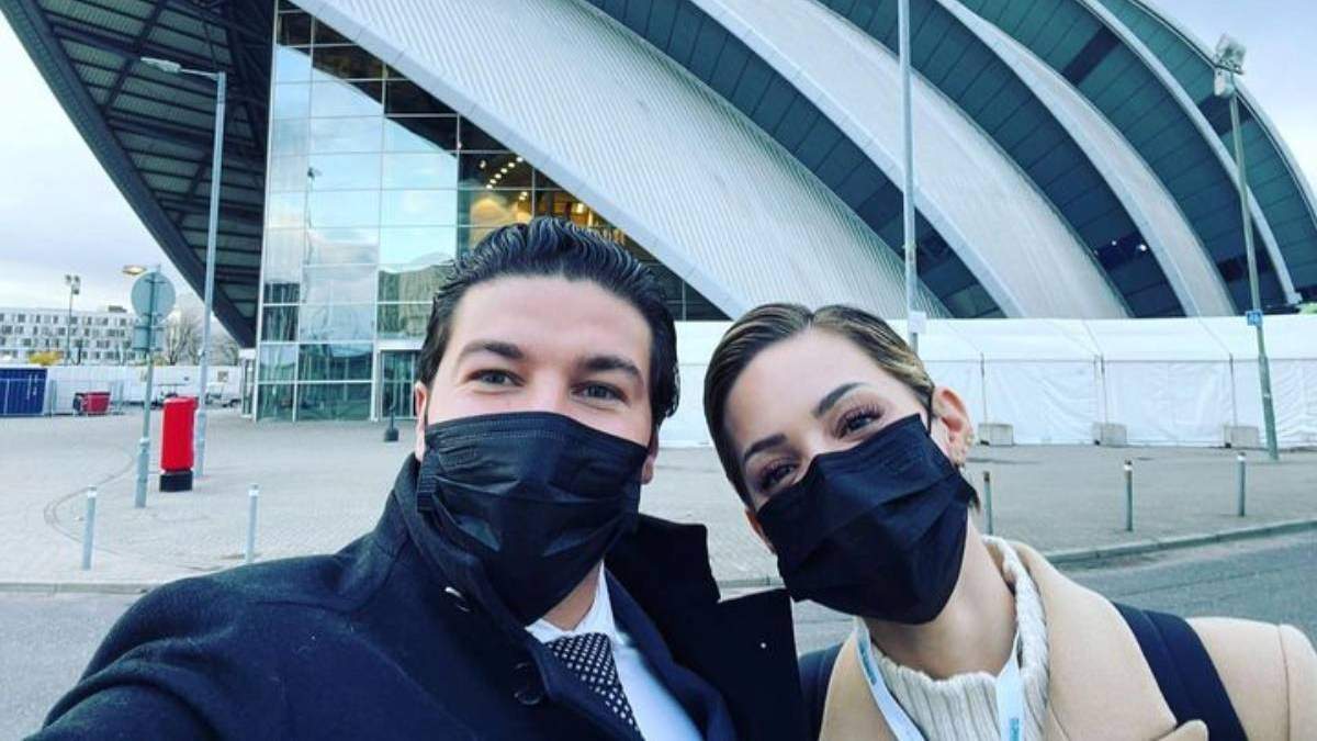 El gobernador de NL, Samuel García, y su esposa Mariana Rodríguez, en Glasgow, sede del COP26