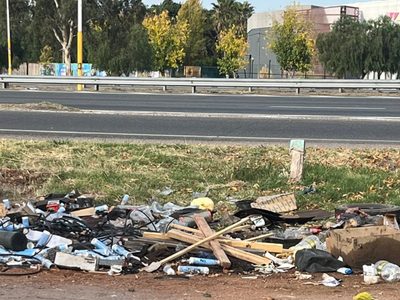 Vecinos denuncian acumulación de basura en la lateral del Acceso Sur