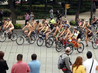 Pedalean en la CDMX 'en cueros” para exigir respeto a los ciclistas
