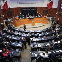 Pagan escuela a senadores con dinero público; redacción y masculinidades son algunas de las clases