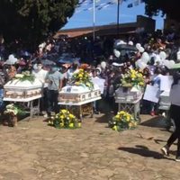 Con protesta y quema de camiones despiden a los 11 asesinados en Tangamandapio