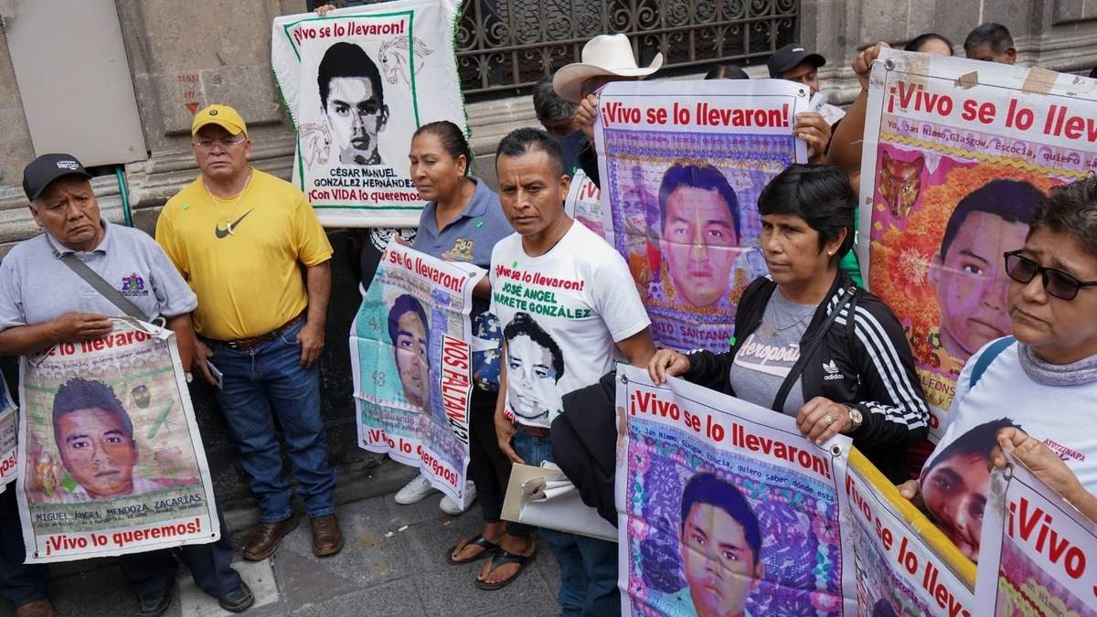 Los padres de los normalistas al salir de la que consideraron la última reunión con AMLO
