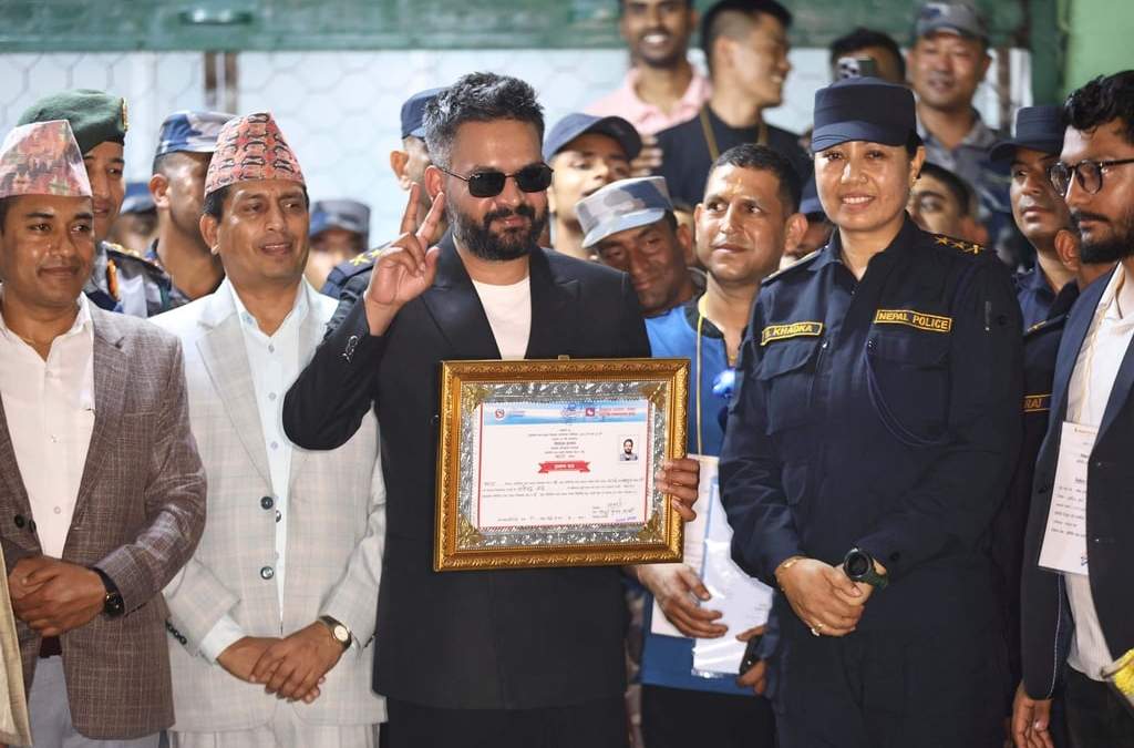 Balendra Shah, en primer plano, exalcalde de la Ciudad Metropolitana de Katmandú y candidato a primer ministro por el Partido Rastriya Swatantra, recibe su certificado de victoria tras derrotar al exprimer ministro Khadga Prasad Oli, del Partido Comunista de Nepal-Marxista-Leninista Unificado (CPN-UML), en Jhapa, a unos 430 kilómetros al sureste de Katmandú, Nepal, el domingo 8 de marzo de 2026