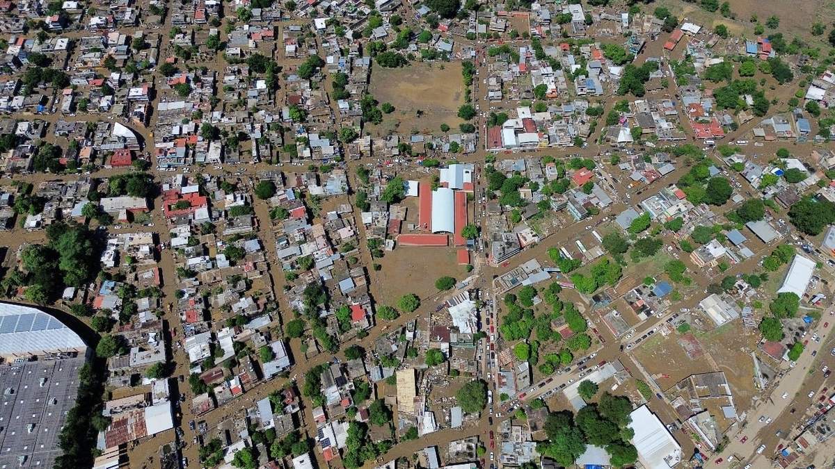 Desde los aires se observan las calles de Poza Rica llenas de toneladas de lodo tras el desbordamiento del río Cazones