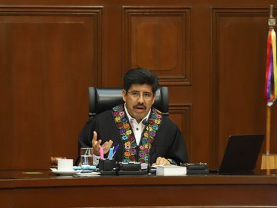 Estudiantes increpan a Hugo Aguilar por la reforma judicial y sus nexos con la 4T (Video)