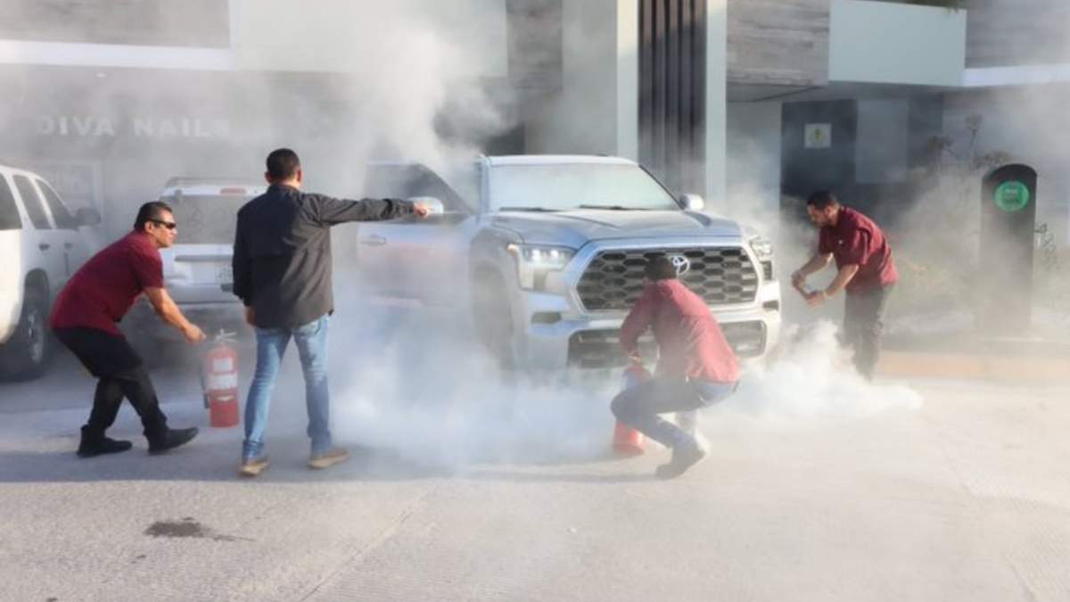 Los compañeros apagando el fuego de la camioneta, publicó Noroña