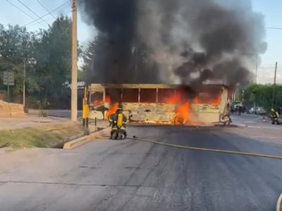 Mendoza: un micro chocó, se prendió fuego y ocho menores de edad tuvieron que ser internados