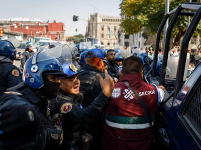Ambulantes y policías se enfrentan por operativo para retirar puestos semifijos no autorizados