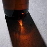 No las tires: tus botellas de cerveza vacías son un tesoro para el reciclaje y la decoración